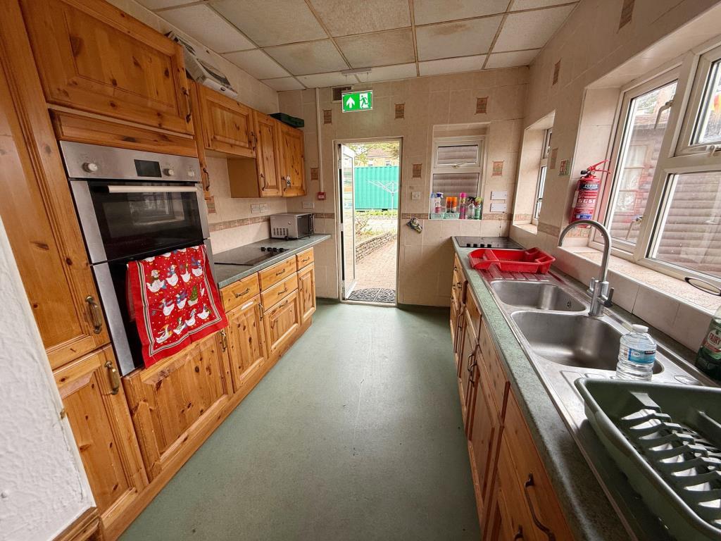 Lot: 176 - HOUSE OF MULTIPLE OCCUPATION FOR IMPROVEMENT - Galley style kitchen